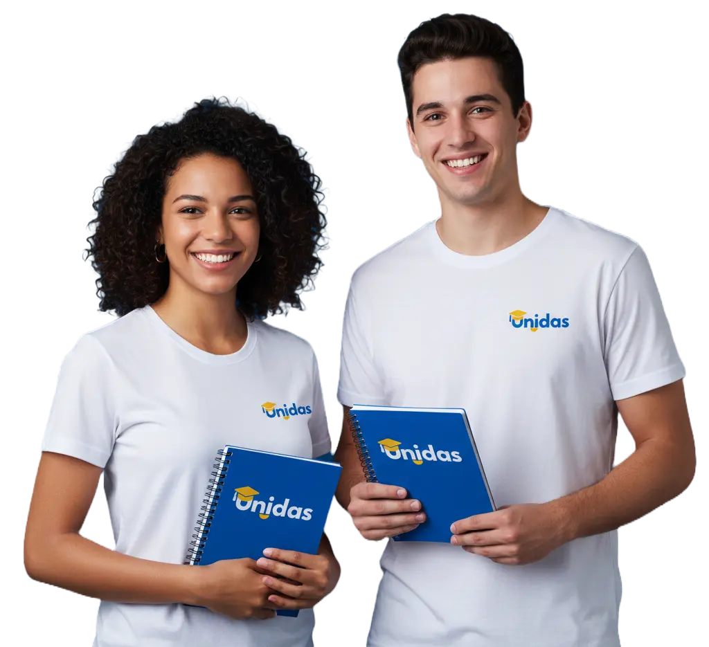 Estudante feliz concluindo o Ensino Médio online